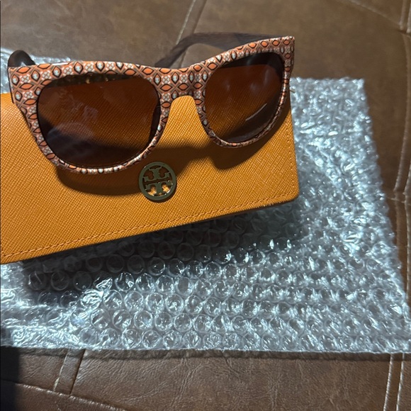 Like new Tory Burch Cat-Eye Sunglasses - Picture 4 of 13